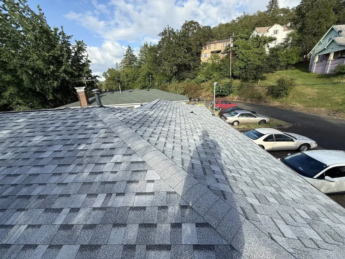 Techo nuevo de tejas arquitectónicas instalado por Mistletoe Construction en una casa de Roseburg, Oregón
