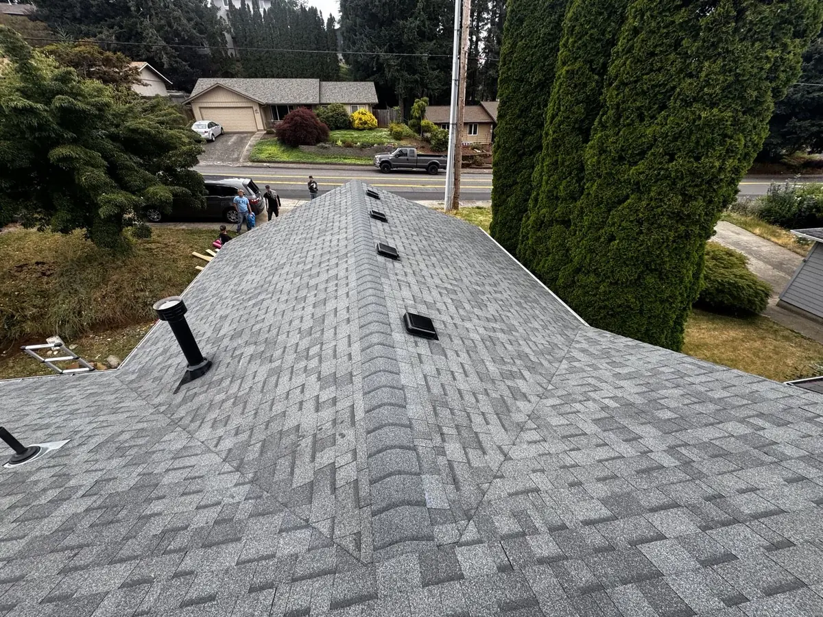 Completed architectural shingle roof replacement by Mistletoe Construction in Douglas County, Oregon