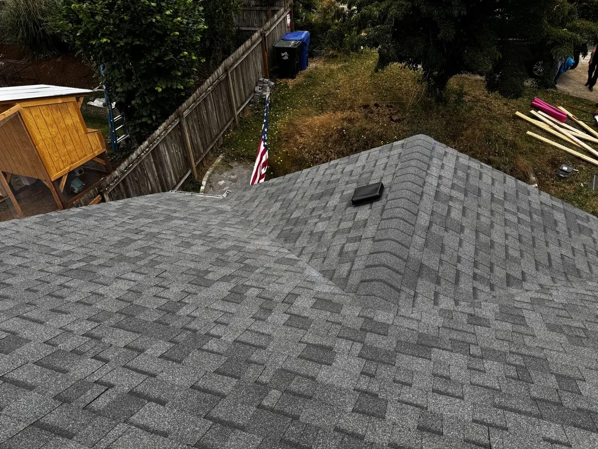 New roof hip and valley shingle work by Mistletoe Construction roofers in Douglas County Oregon